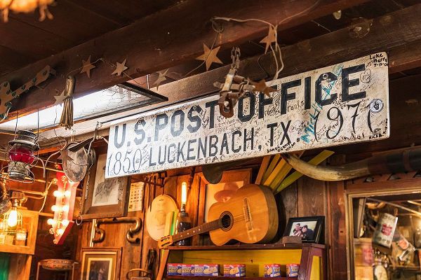 Wilson, Emily M. 아티스트의 Luckenbach-Texas-USA-Post office sign in a tourist shop in Luckenbach-Texas작품입니다.